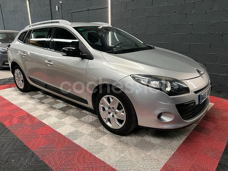 Gris / plata Usado 2011 Renault Mégane GrandTour Dynamique Familiar | 5490 € (Precio justo) - Imagen 1/4