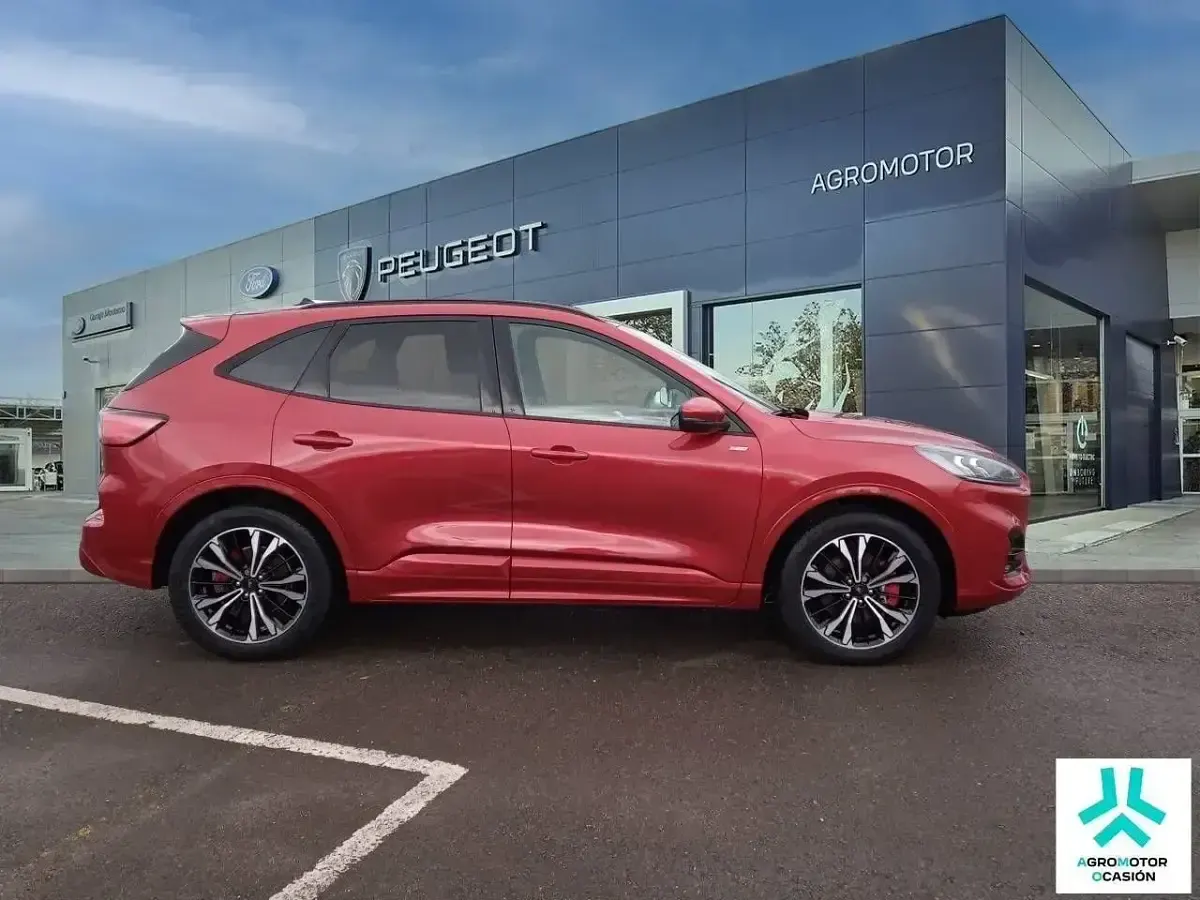 Usado Ford Kuga ST-Line X 225 HP (165 kW) 2022 Vermelho SUV
