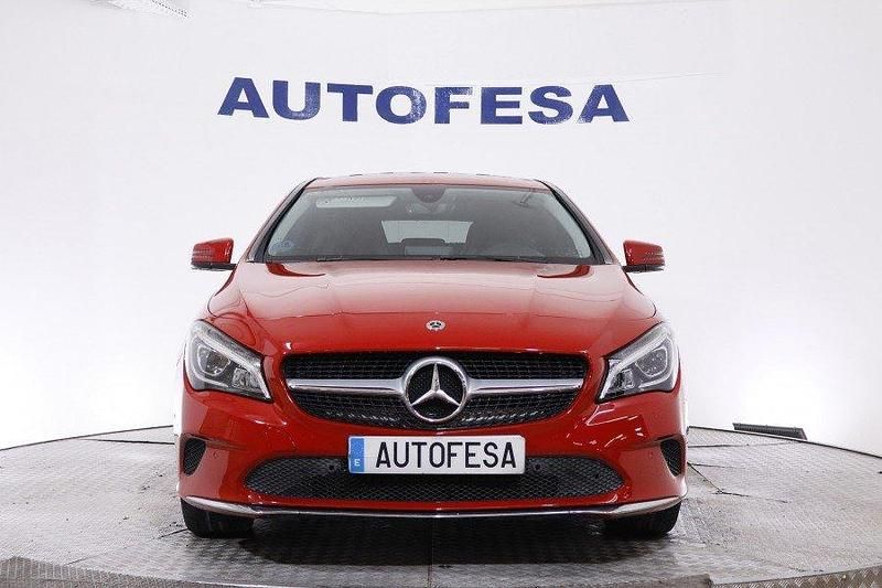 Usado Mercedes CLA200 Urban 136 CV (100 kW) 2018 Rojo Utilitario