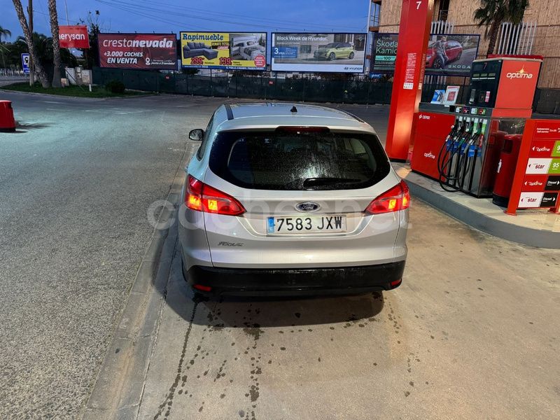 Usado Ford Focus Trend 95 CV (69 kW) 2017 Gris / plata Familiar