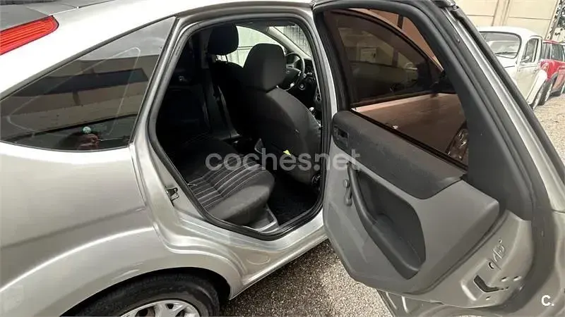 Usado Ford Focus Trend 115 CV (84 kW) 2008 Gris / plata Berlina