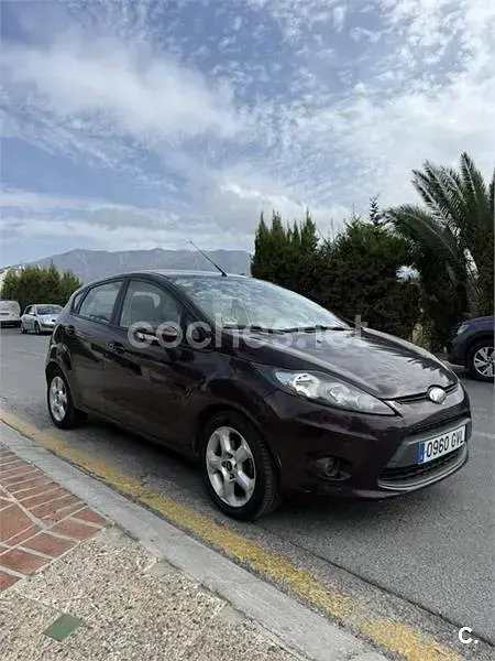 Usado Ford Fiesta Trend 68 CV (50 kW) 2010 Violeta / lila Berlina