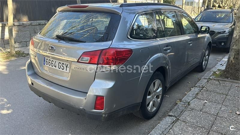 Usado Subaru Outback 167 CV (122 kW) 2010 Gris / plata Familiar