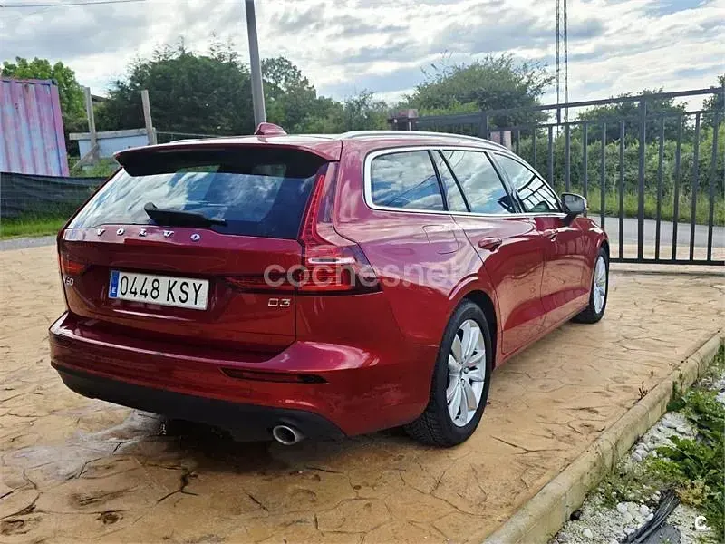 Usado Volvo V60 Momentum 150 CV (110 kW) 2019 Granate Familiar