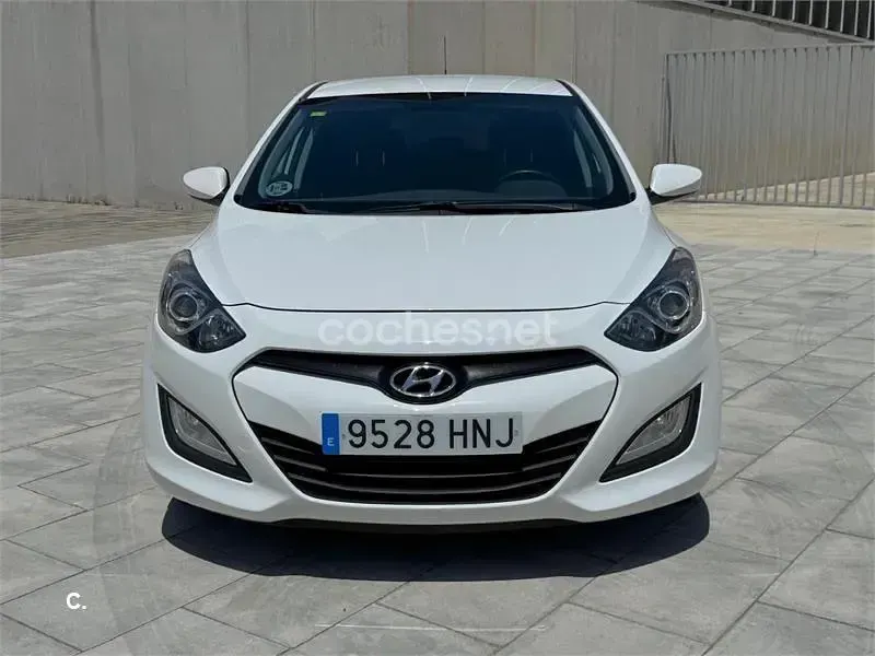Usado Hyundai i30 Base 90 CV (66 kW) 2012 Blanco Berlina