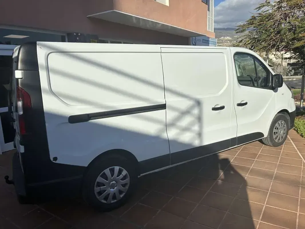 Usado Renault Trafic 120 CV (88 kW) 2016 Blanco Monovolumen