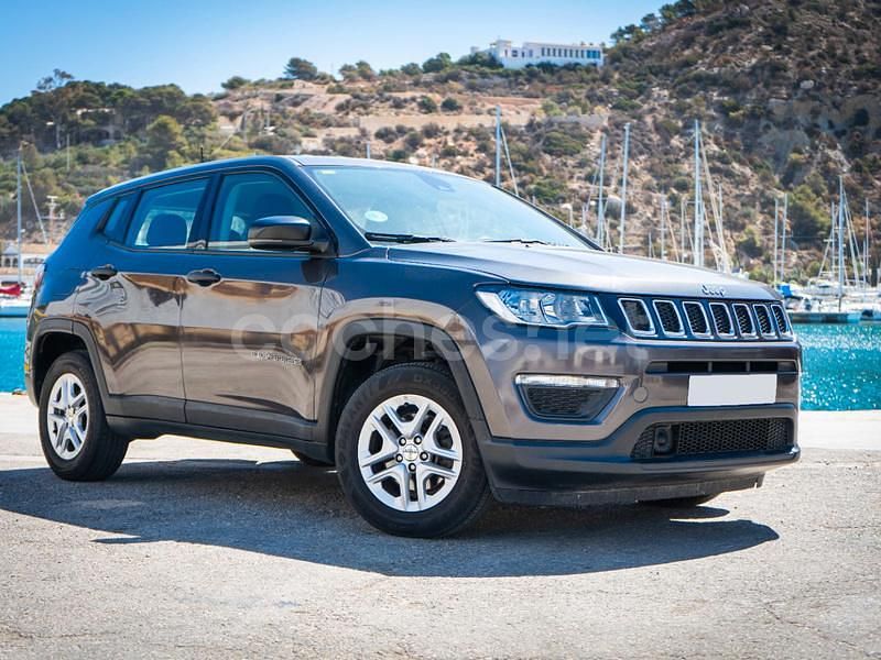 Usado Jeep Compass Sport 140 CV (102 kW) 2019 Gris / plata SUV