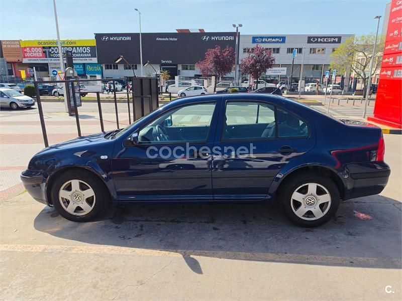 Usado VW Bora Conceptline 90 CV (66 kW) 2000 Azul Berlina