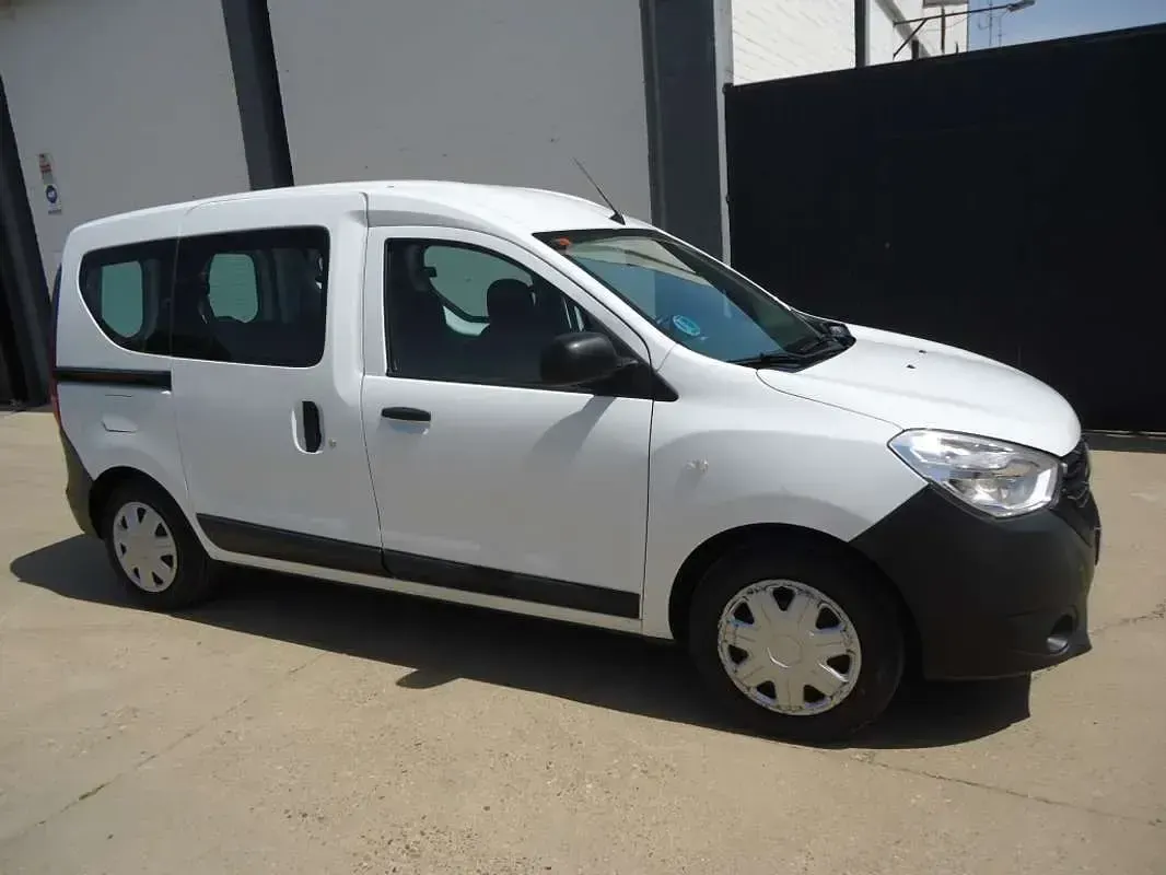 Usado Dacia Dokker Essentiel 109 CV (80 kW) 2021 Blanco Monovolumen