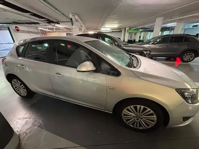 Usado Opel Astra Excellence 200 CV (147 kW) 2015 Gris / plata Berlina