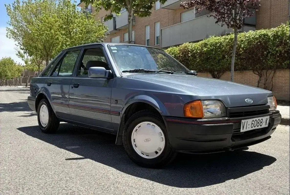 Usado Ford Escort 88 CV (64 kW) 1989 Gris Utilitario