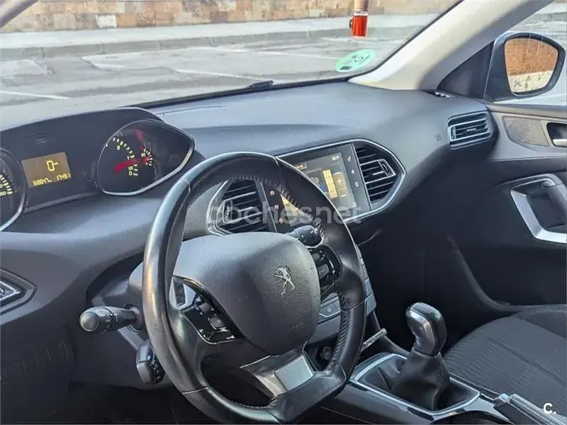 Usado Peugeot 308 Active 100 CV (73 kW) 2016 Gris / plata Berlina