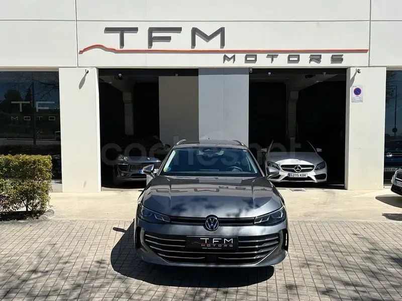 Usado VW Passat R-line 150 CV (110 kW) 2024 Gris / plata Familiar