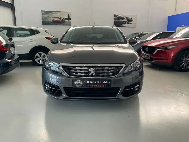 Usado Peugeot 308 SW Allure 130 CV (95 kW) 2021 Gris / plata Familiar