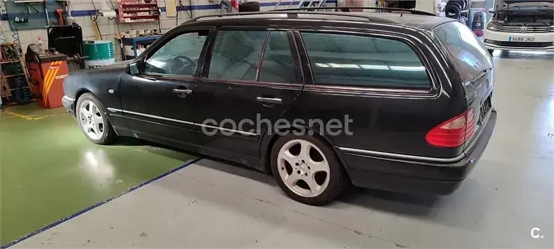 Usado Mercedes E320 Avantgarde 224 CV (164 kW) 1998 Negro Familiar