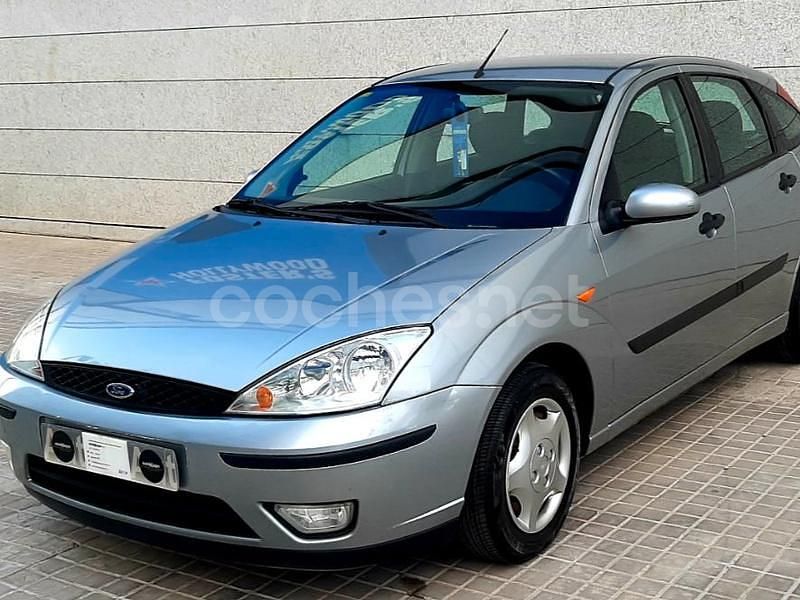 Usado Ford Focus Trend 90 CV (66 kW) 2005 Gris / plata Berlina