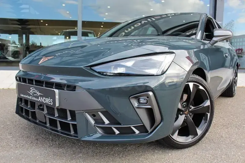 Usado Cupra Leon 150 CV (110 kW) 2024 Azul Berlina