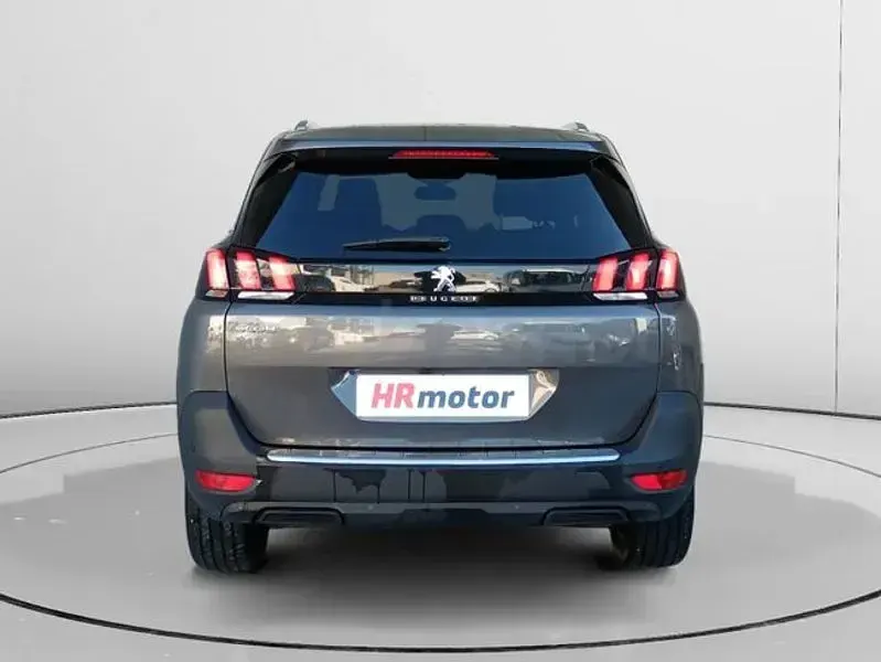 Usado Peugeot 5008 Allure 130 CV (95 kW) 2023 Gris / plata SUV
