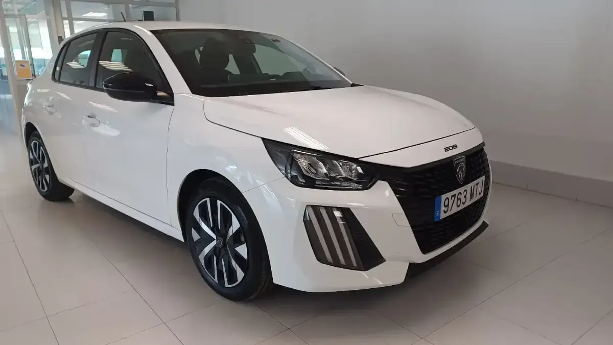 Usado Peugeot 208 Active 100 CV (73 kW) 2024 Blanco Utilitario
