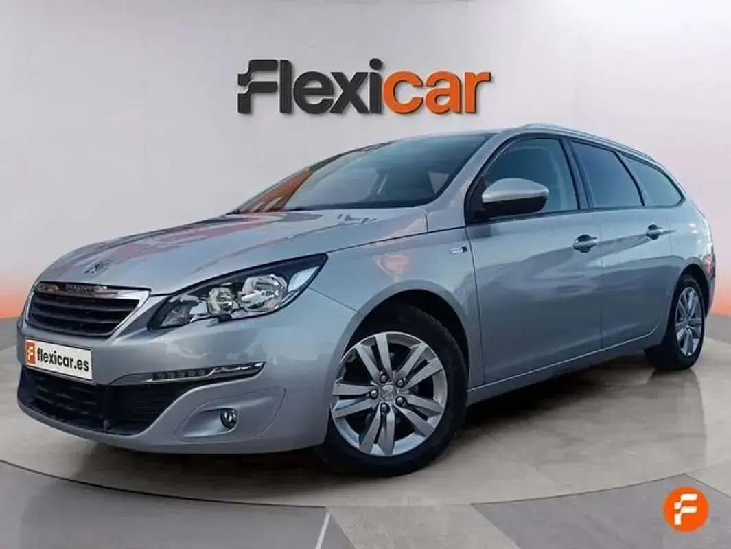 Usado Peugeot 308 Active 110 CV (80 kW) 2017 Gris Utilitario