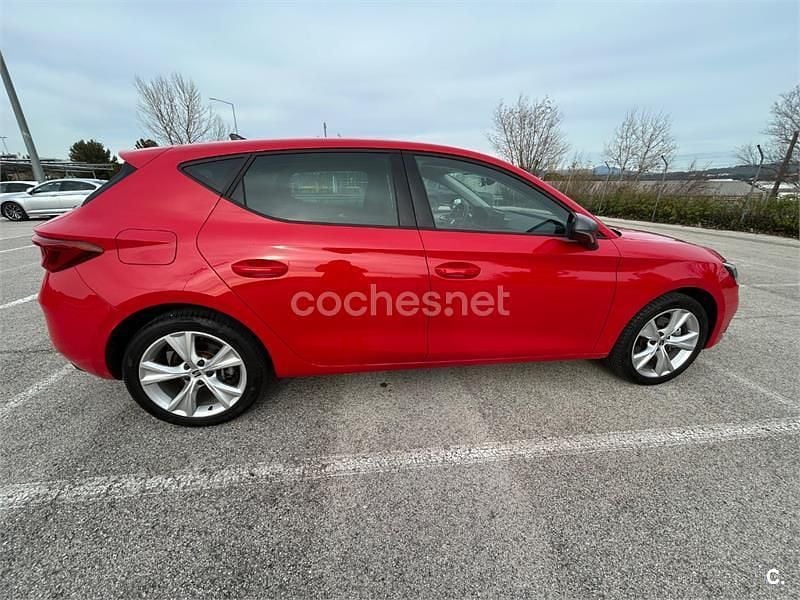 Usado Seat Leon FR 204 CV (150 kW) 2022 Rojo Berlina