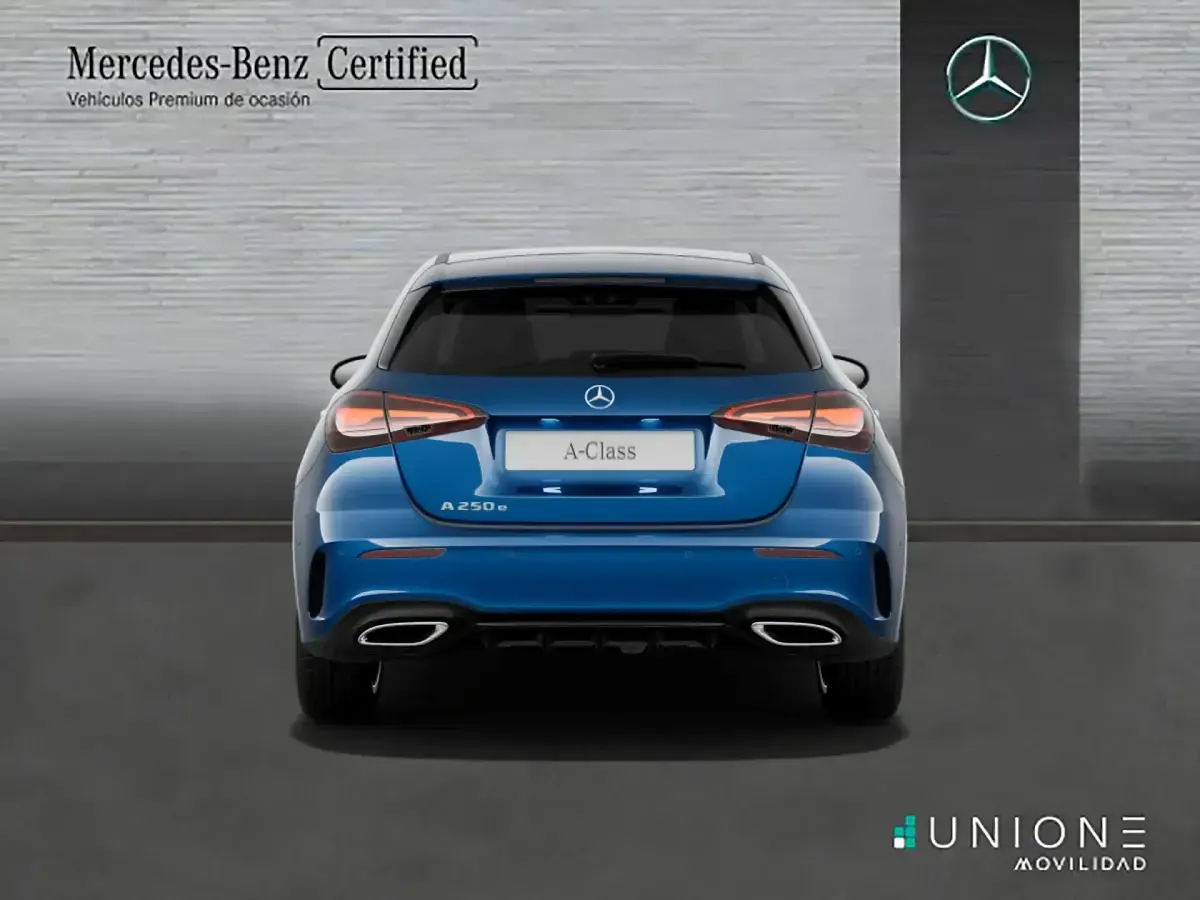 Usado Mercedes A250 120 CV (88 kW) 2024 Azul Berlina