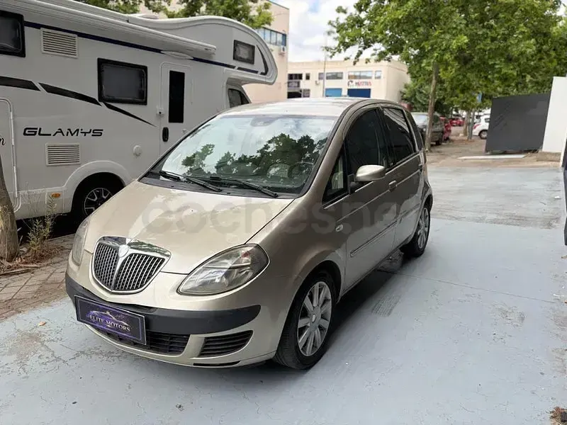 Usado Lancia Musa 90 CV (66 kW) 2007 Marrón Monovolumen