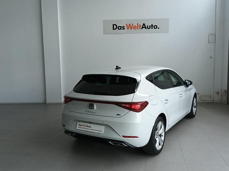 Usado Seat Leon FR 116 CV (85 kW) 2025 Blanco