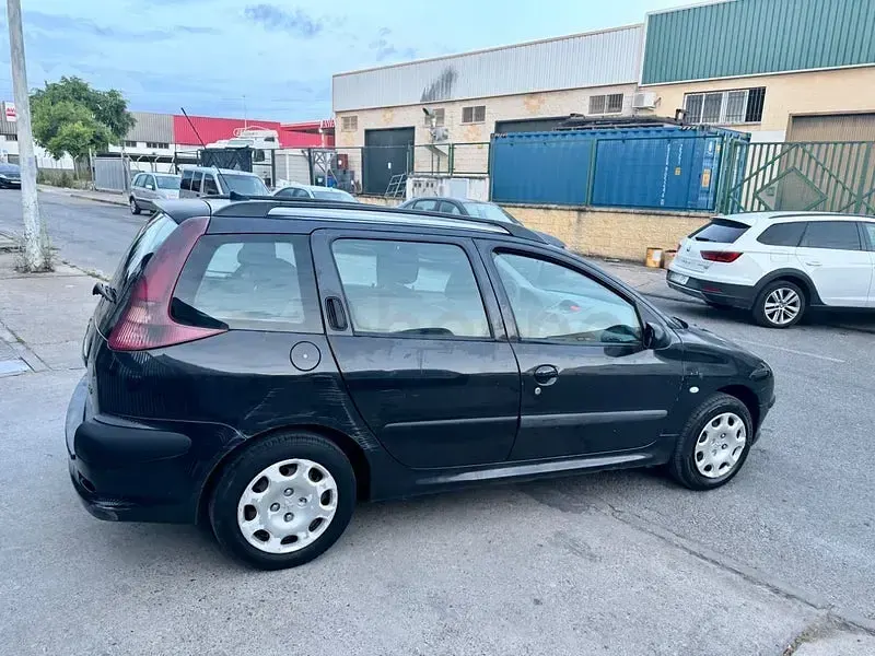 Usado Peugeot 206 70 CV (51 kW) 2005 Negro Familiar
