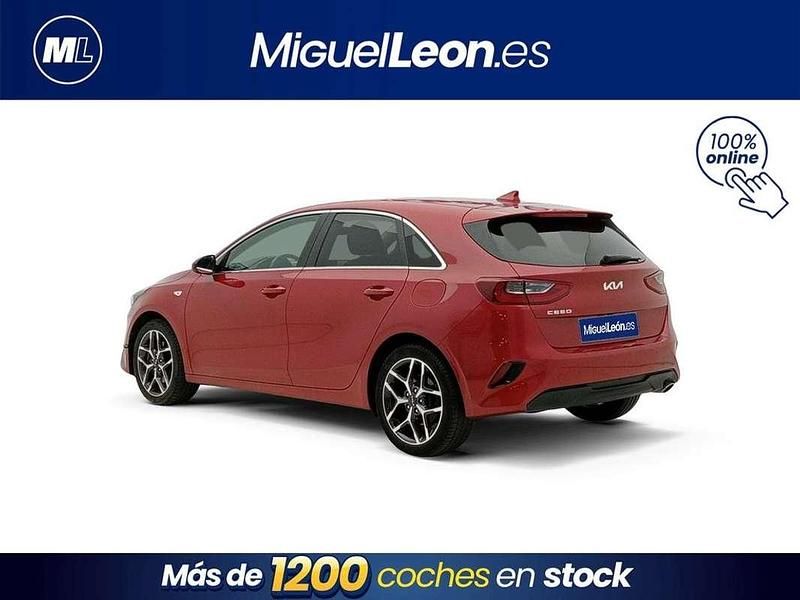 Usado Kia Ceed 120 CV (88 kW) 2023 Rojo Utilitario