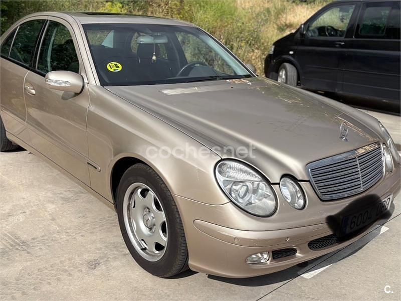 Beige Usado 2004 Mercedes E220 Classic Berlina | 5500 € (Buen precio) - Imagen 1/4