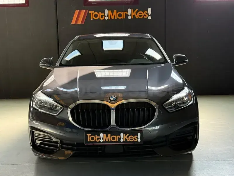 Usado BMW 118 140 CV (102 kW) 2020 Gris / plata Berlina