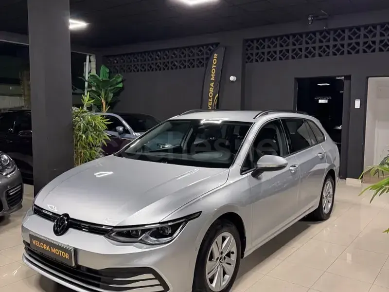 Usado VW Golf VIII Life 150 CV (110 kW) 2022 Gris / plata Berlina