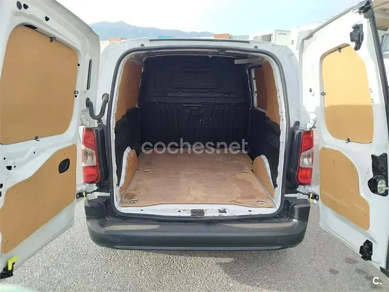 Usado Citroën Berlingo Business Class 102 CV (75 kW) 2023 Blanco Monovolumen