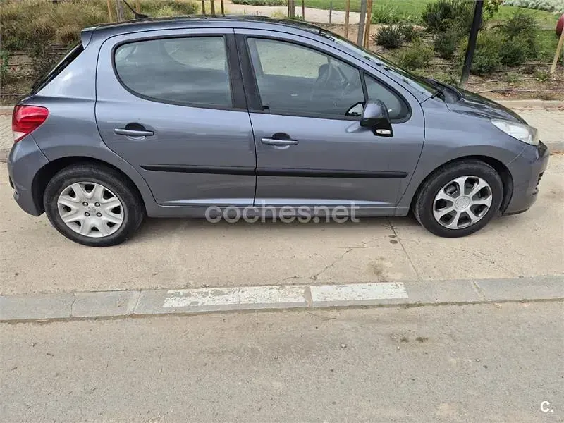 Usado Peugeot 207 75 CV (55 kW) 2010 Gris / plata Berlina