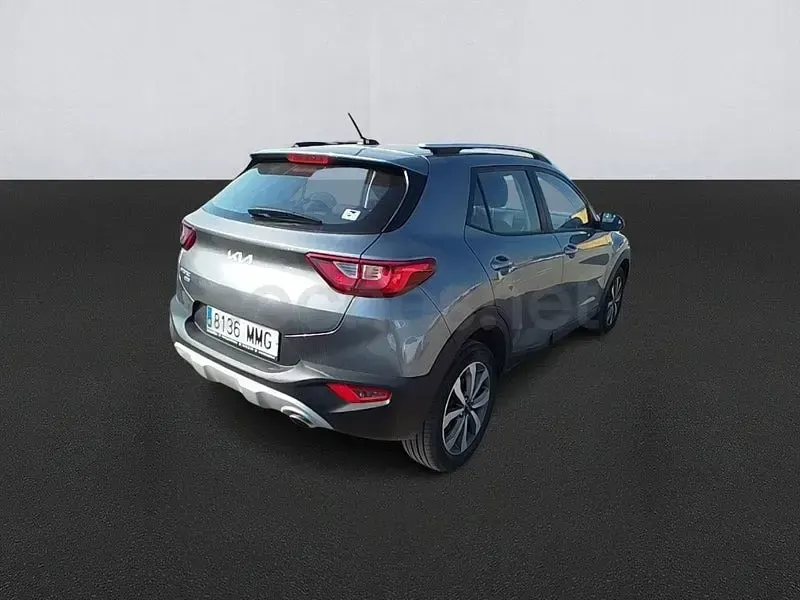 Usado Kia Stonic 101 CV (74 kW) 2023 Gris / plata SUV