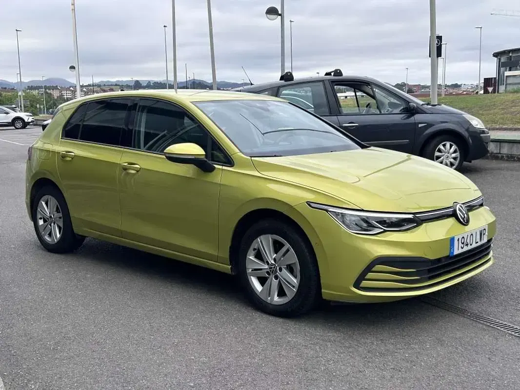 Usado VW Golf VIII Life 116 CV (85 kW) 2022 Amarillo Utilitario