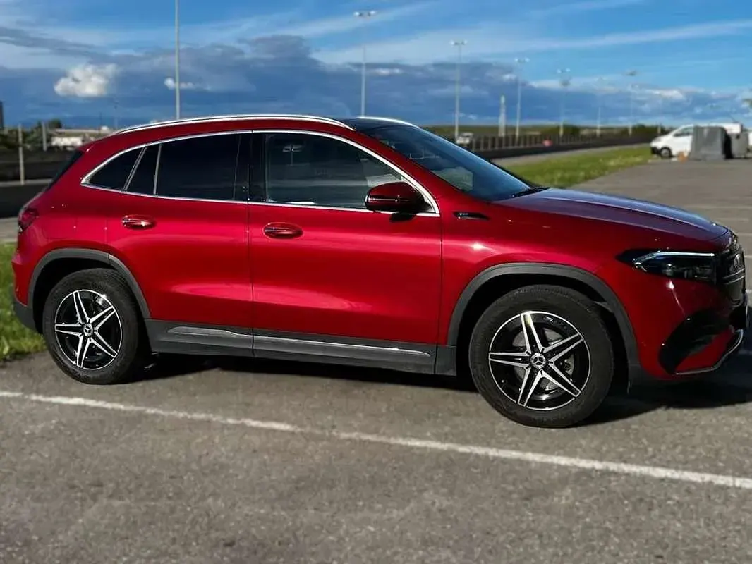 Usado Mercedes EQA300 194 kW (265 CV) 2022 Rojo SUV