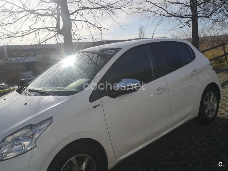 Usado Peugeot 208 Style 82 CV (60 kW) 2014 Blanco Utilitario