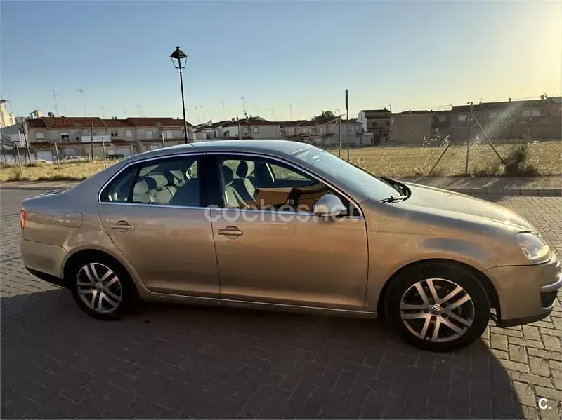 Usado VW Jetta Advance 140 CV (102 kW) 2006 Beige Berlina