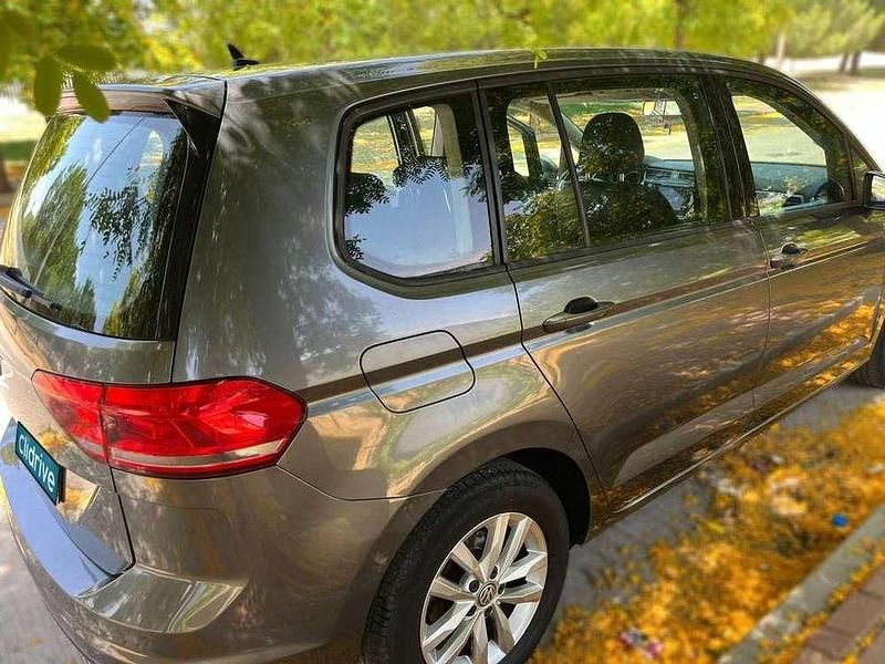 Usado VW Touran Edition 122 CV (89 kW) 2018 Gris Monovolumen