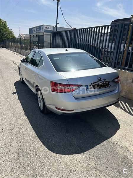 Usado Skoda Superb Ambition 150 CV (110 kW) 2015 Gris / plata Berlina