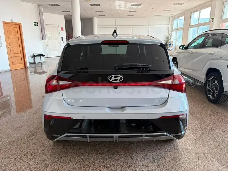 Nuevo Hyundai i20 Blackline 90 CV (66 kW) 2026 Gris / plata Utilitario