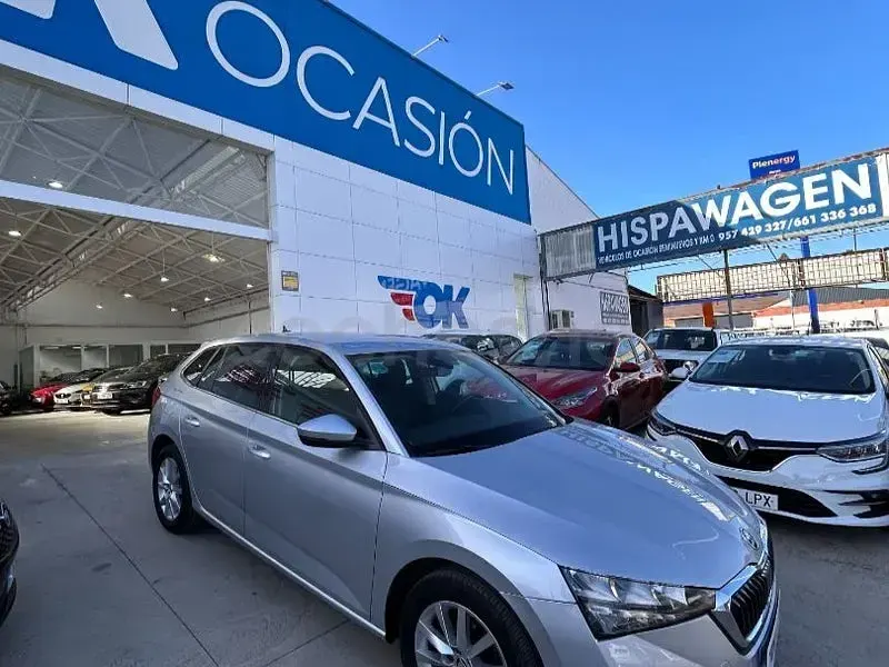Usado Skoda Scala Ambition 95 CV (69 kW) 2023 Gris / plata Utilitario