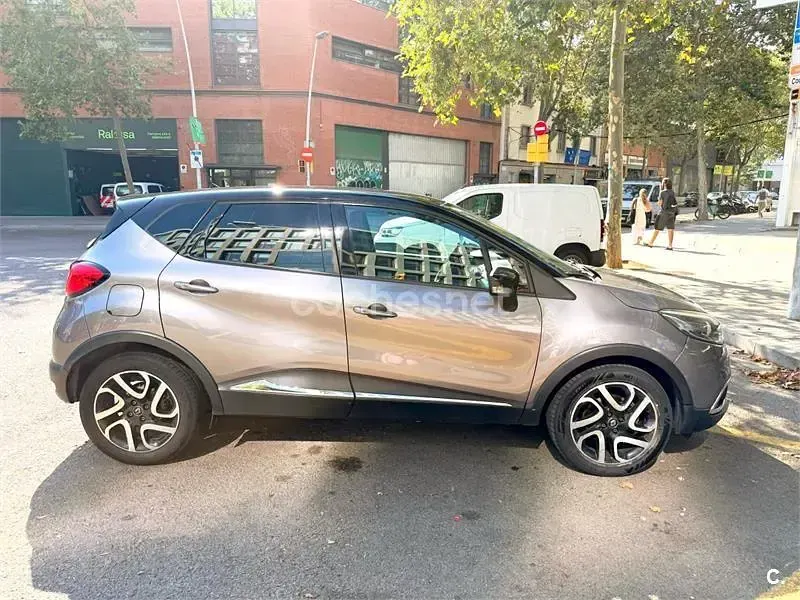 Usado Renault Captur Zen 90 CV (66 kW) 2017 Gris / plata SUV