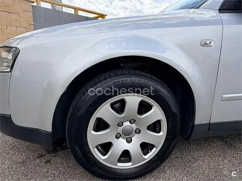Usado Audi A4 115 CV (84 kW) 2001 Gris / plata Berlina