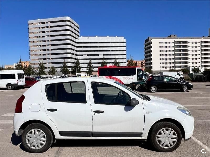 Usado Dacia Sandero Ambiance 75 CV (55 kW) 2011 Blanco Berlina