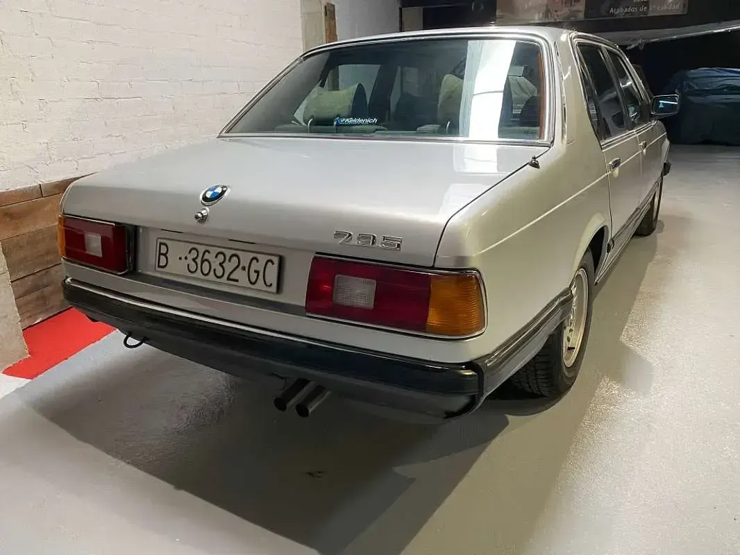 Usado BMW 735 219 CV (161 kW) 1983 Gris Berlina