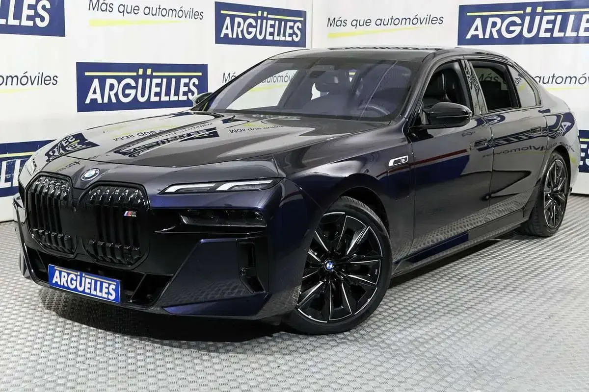 Begagnad BMW 760 571 HK (419 kW) 2023 Svart Sedan