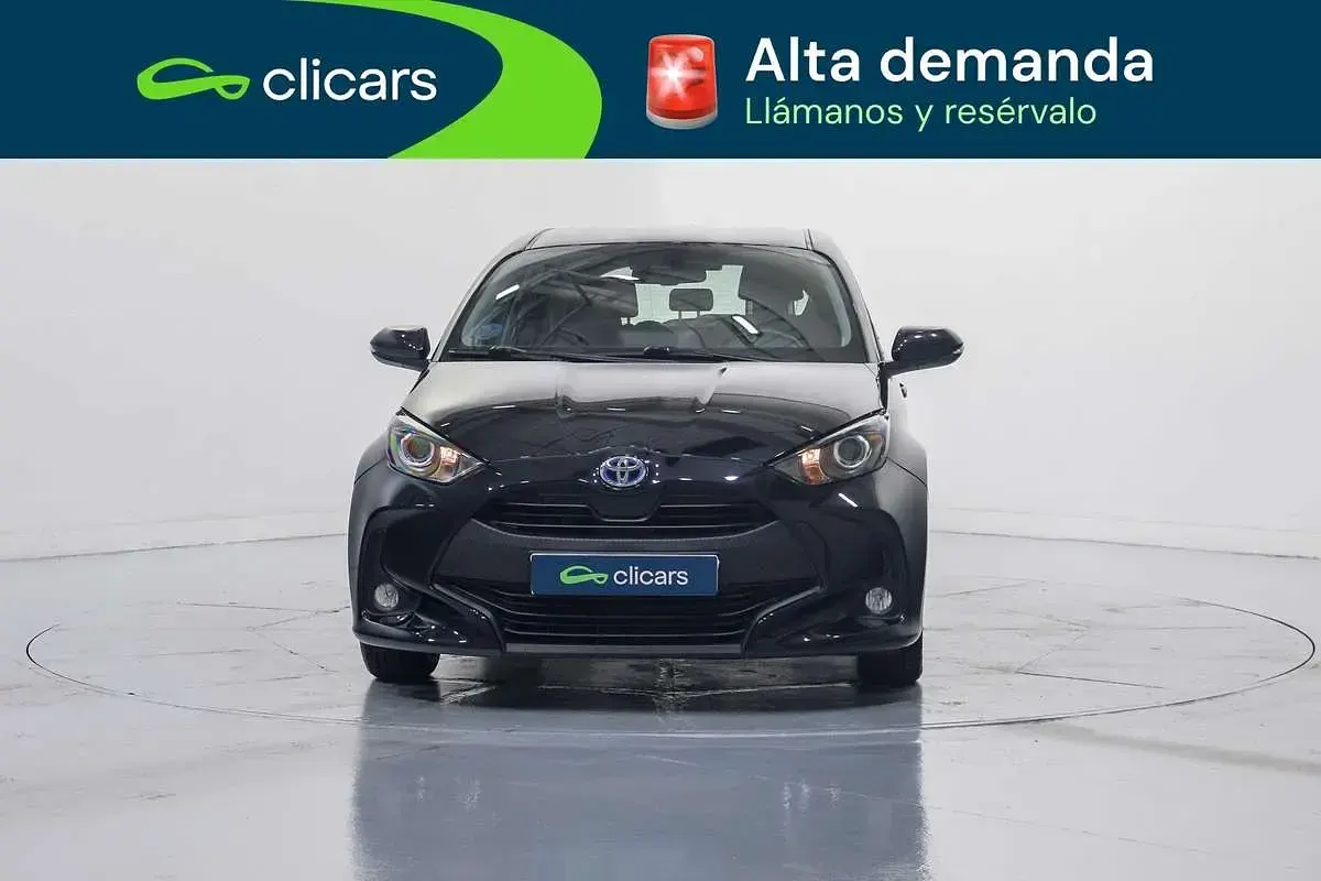Usado Toyota Yaris Hybrid Active 75 CV (55 kW) 2022 Negro Berlina